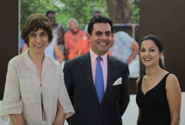 Bridget Wooding (OBMICA), Gonzalo Vargas Llosa (ACNUR) y fotógrafa Sanaa Boutayeb en el lanzamiento de la exposición