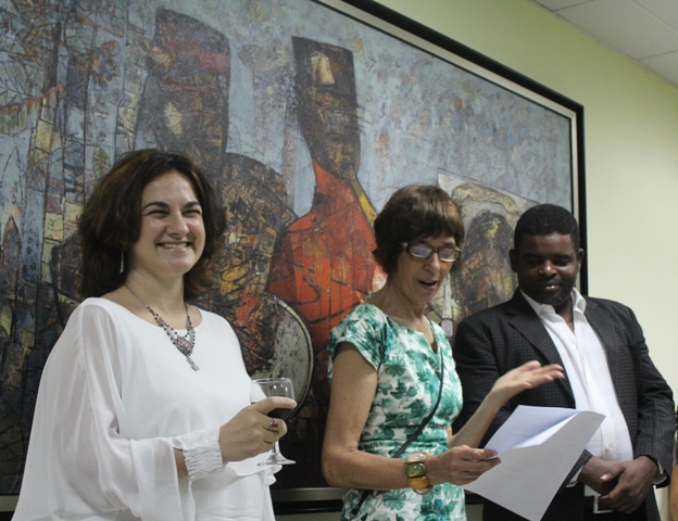 Allison Petrozziello, Bridget Wooding y Luis Cirito, parte del equipo de OBMICA, en la noche de la inauguración de sus oficinas