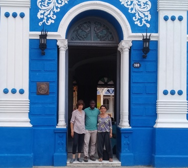 Bridget Wooding, Pilliner López y Maria Cristina Fumagalli en la Casa de la Diversidad Cultural de Camagüey, en junio de 2018.
