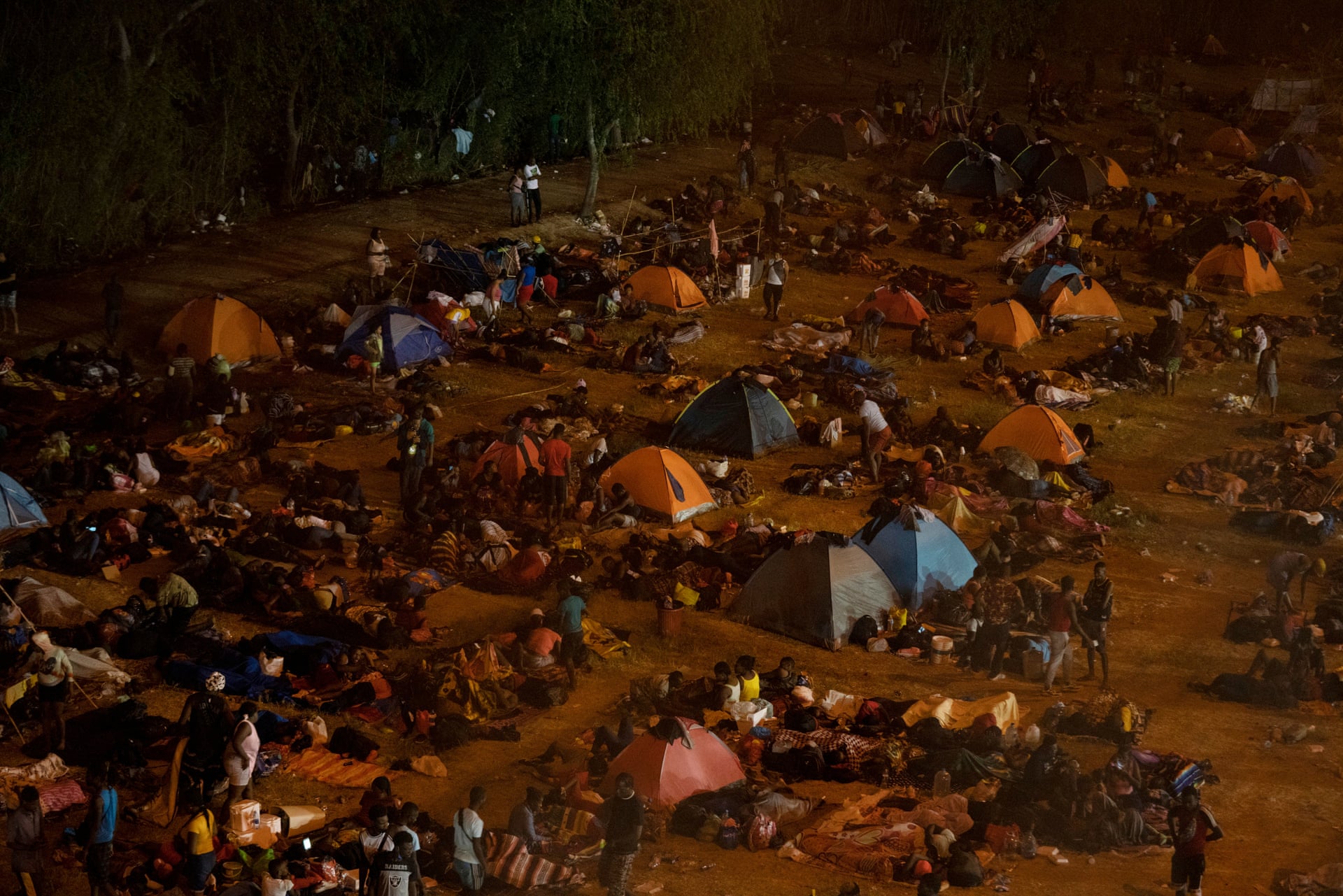 Campamento de migrantes en frontera entre México y Estados Unidos