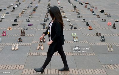 Zapatos de migrantes venezolanos instalados en la Plaza de Bolívar,  Bogotá, septiembre de 2019, como parte de una campaña: “Ponte en  los zapatos de las personas migrantes.”