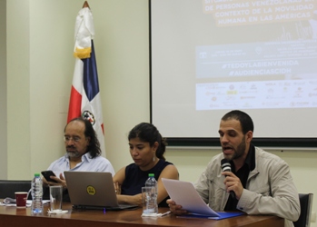 Al micrófono, Carlos Patiño, de Provea, junto a Belissa Guerrero, de Amnistía Internacional, y Marco Romero, de CODHES.