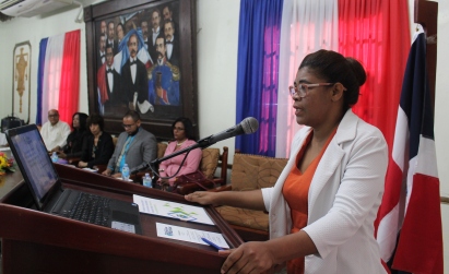 Las autoridades participaron gentilmente en las presentaciones. En la foto, la encargada del Departamento de Estadísticas del Hospital Regional Doctor Antonio Musa, Licda. Mercedes García.