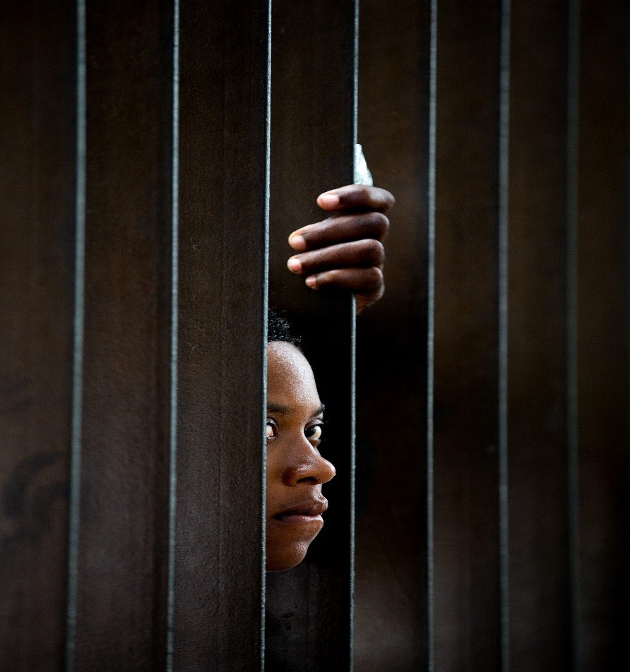 Una mujer haitiana es vista hoy, martes 16 de junio de 2015, mirando las instalaciones del Ministerio de Interior y Policía en Santo Domingo (República Dominicana). Hoy se realiza el proceso de inscripción al Plan de Regularización de Extranjeros que vence mañana. Los extranjeros que no se hayan acogido al Plan, serán repatriados a su país de origen, medida que afecta mayoritariamente a personas haitianas. EFE/ORLANDO BARRÍA  