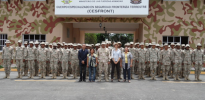 Pie de Foto: En el mes de agosto de 2011, un equipo del OBMICA conformado por Eddy Tejeda, Eric Gómez, y Bridget Wooding llevó a cabo durante cuatro días una serie de jornadas de capacitación a 70 jóvenes miembros del Cuerpo Especializado de Seguridad Fronteriza Terrestre (CESFRONT) en la escuela de capacitación de Capotillo, Dajabón.