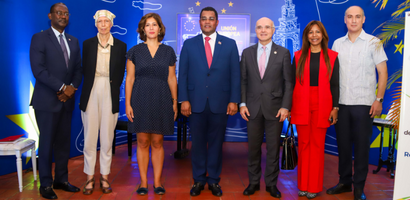 De izquierda a derecha, el Dr. Decatrel Mirville, Ministro Consejero de la Embajada de Haití en República Dominicana; Bridget Wooding, directora de OBMICA; María Luisa Donoso, Jefa de la Sección de Políticas de la Unión Europea; El Embajador Espensel Fragoso Furcal, director general del Consejo Nacional de Fronteras (CNF) hizo un repaso de las iniciativas gubernamentales enfocadas en el desarrollo fronterizo;  Mauricio Ramírez, coordinador residente de Naciones Unidas en el país;  representante del Ministerio de La Mujer; Pedro Cano, director de la Fundación Frontera Sur en el acto de lanzamiento del  estudio “Situación fronteriza y la resolución de conflictos” en la XXIV Feria del Libro de Santo Domingo.