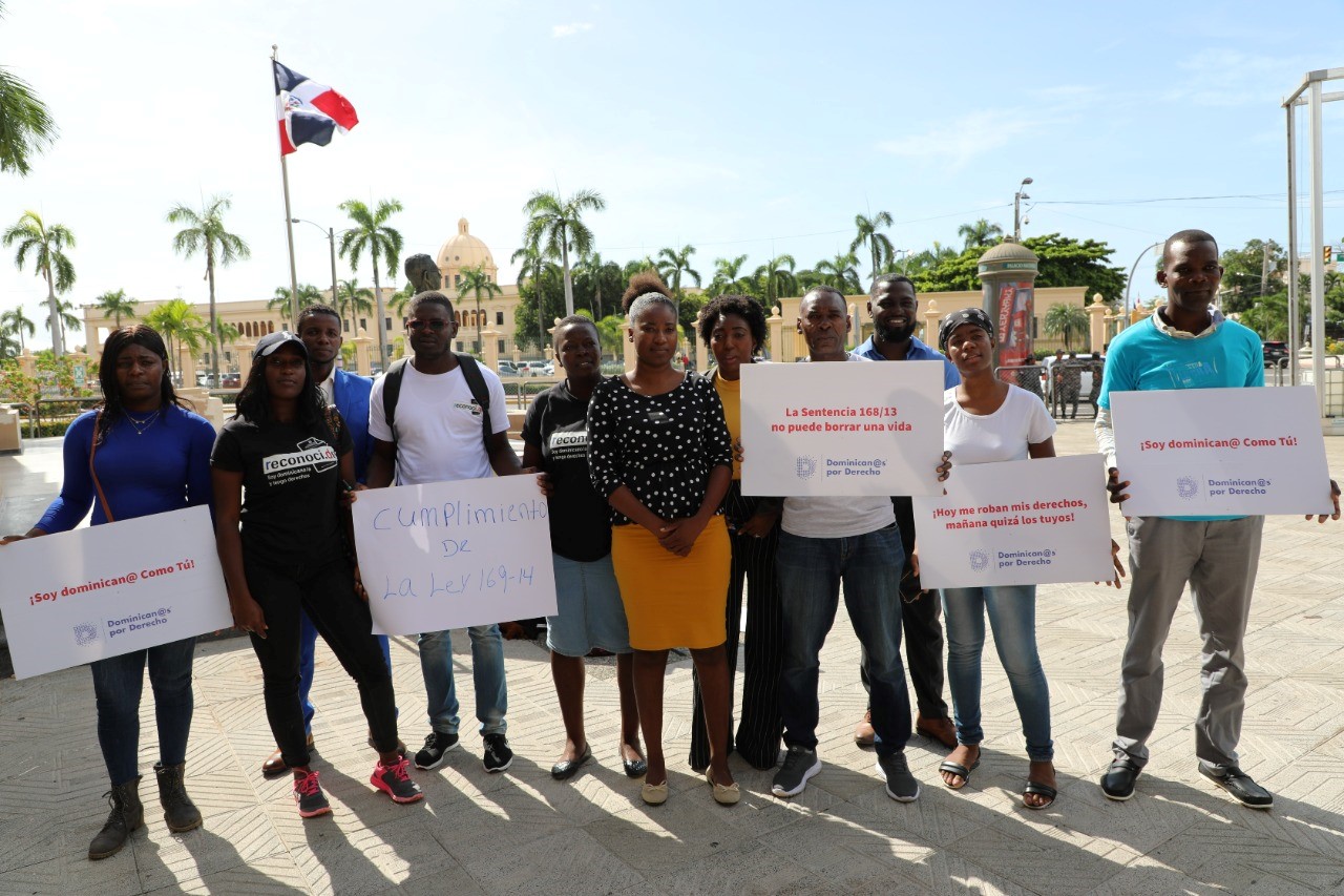 Parte del plantón de jóvenes frente al Congreso dominicano el 22 de septiembre